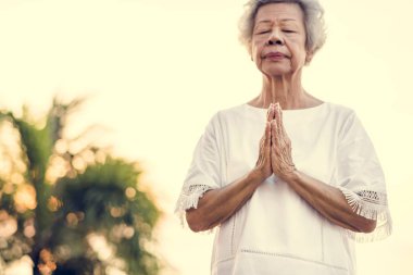 Üst düzey kadın sabah Yoga uygulamak