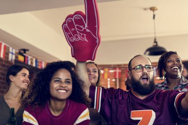 Arkadaşlar, spor bar birlikte tezahürat