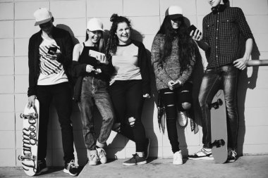 Genç arkadaş dışarı asılı grubu