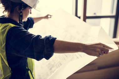 bir plan üzerinde çalışıyor mimar