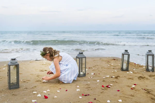 Ung Flicka Samlande Blomblad Stranden — Stockfoto