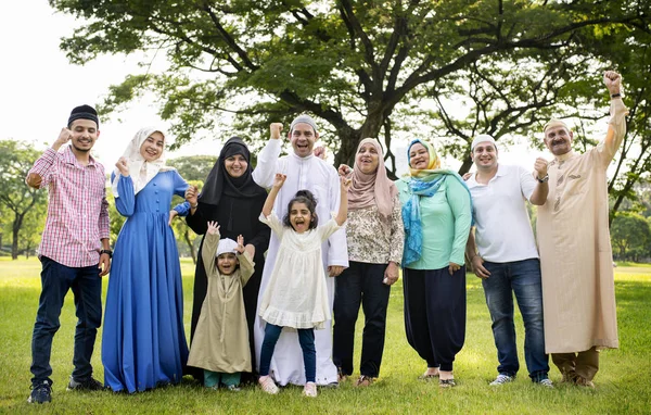 Uma Família Muçulmana Grande Feliz — Fotografia de Stock