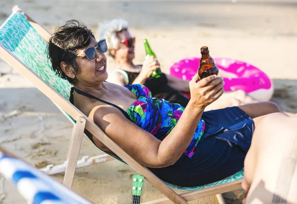 Amigos Tomando Uma Bebida Praia — Fotografia de Stock