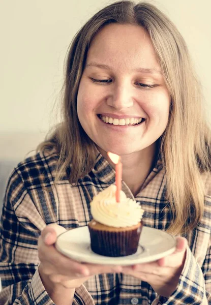 小さなバースデー ケーキで幸せな若い女 — ストック写真