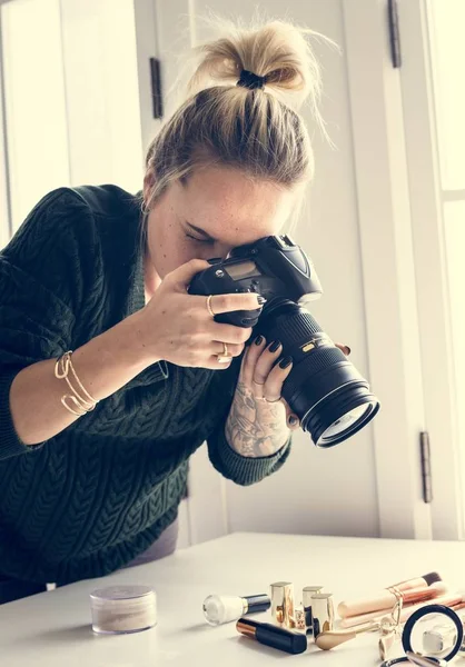 Jovem Blogueiro Beleza Tirando Fotos Cosméticos Com Dslr — Fotografia de Stock