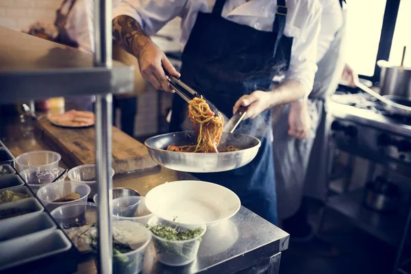 Chef Cooking Spagetti Kitchen — Stock Photo, Image