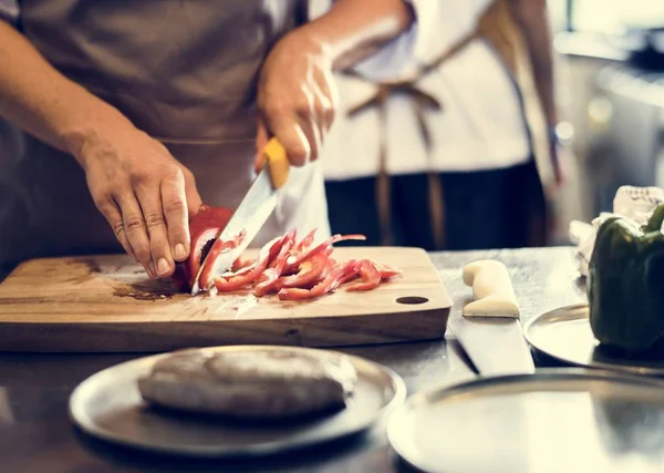 Şef mutfakta çalışma pişirme