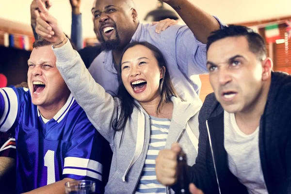 Vrienden Juichen Sport Bij Bar Samen — Stockfoto