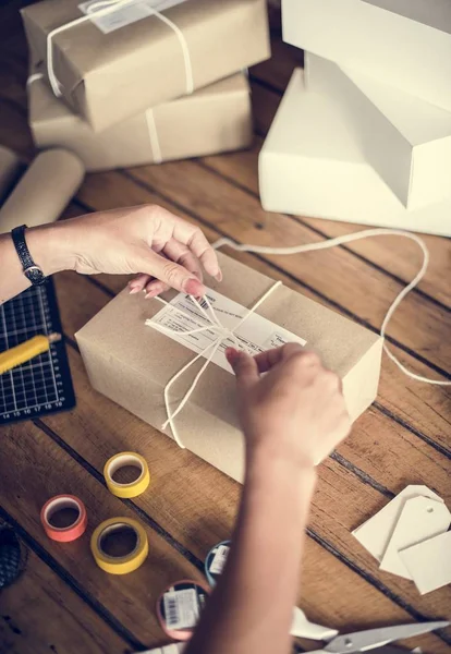 kadın ambalaj koli kraft kağıt ve iplik ile kadeh kırpılmış