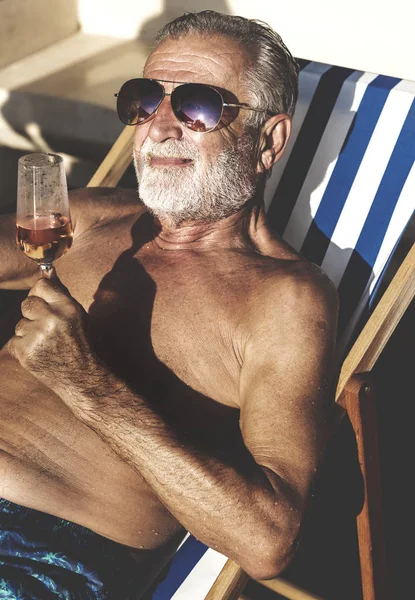Senior Chillt Und Trinkt Wein Auf Liegestuhl — Stockfoto