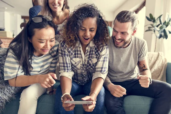 Grupo Amigos Diversos Jugando Juego Teléfono Móvil — Foto de Stock