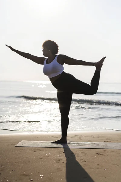 African American Woman Öva Yoga Stranden — Stockfoto