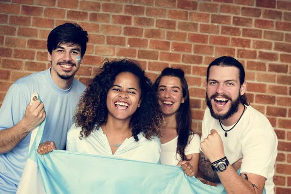 Amigos Vitoreando Copa Del Mundo Con Bandera Pintada —  Fotos de Stock