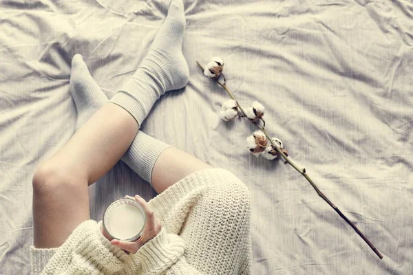 Blanke Vrouw Zittend Bed Met Warme Melk Winter — Stockfoto