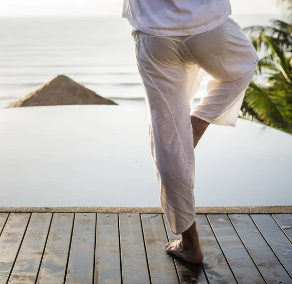 Adam Sabah Yoga Uygulamak — Stok fotoğraf