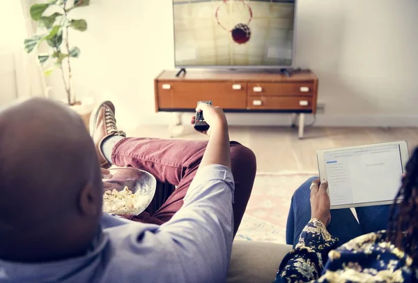 Pareja Viendo Televisión Casa Juntos — Foto de Stock