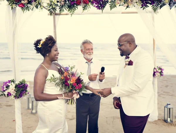アフリカ系アメリカ人カップル 結婚式の日 — ストック写真