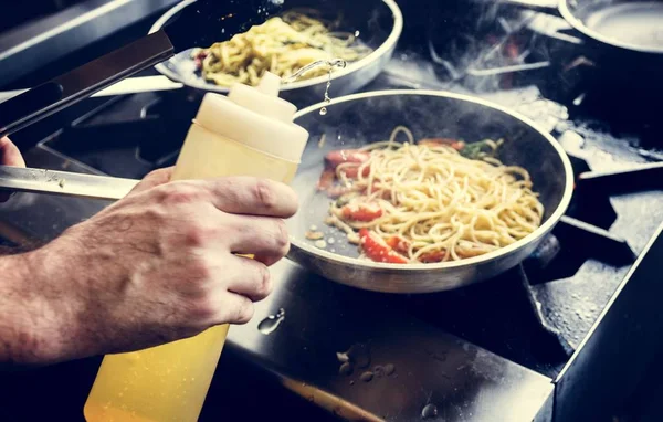 Szef Kuchni Gotowanie Spaghetti Kuchni — Zdjęcie stockowe