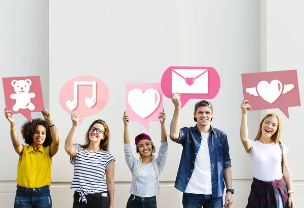 Amigos Adultos Jóvenes Sosteniendo Iconos Del Corazón — Foto de Stock