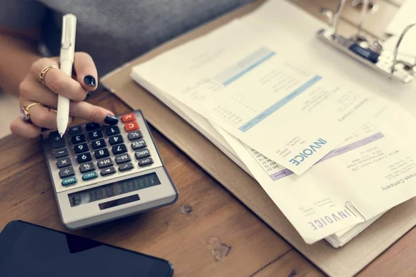 Przycięte Strzał Kobieta Rachunkowości Rachunków Kalkulatora — Zdjęcie stockowe
