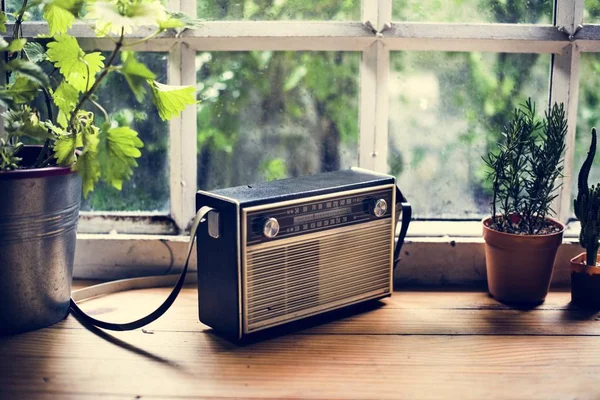 Gros Plan Radio Vintage Sur Table Bois — Photo