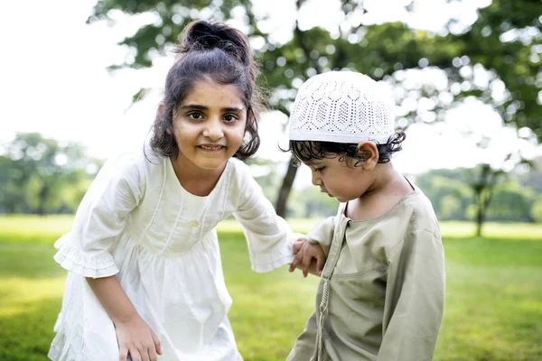 Moslim Broer Zus Spelen Het Park — Stockfoto