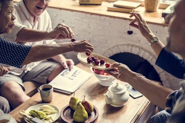 Grupo Amigos Diversos Compartilhando Cerejas Frescas Juntos — Fotografia de Stock