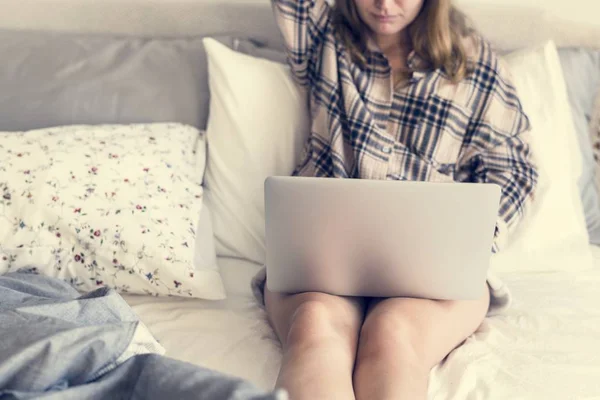 Bijgesneden Schot Van Jonge Vrouw Die Werkt Met Laptop Bed — Stockfoto