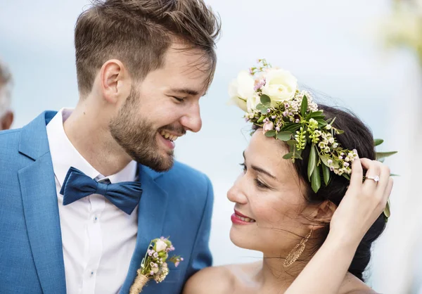 Sahilde düğün töreninde genç çift