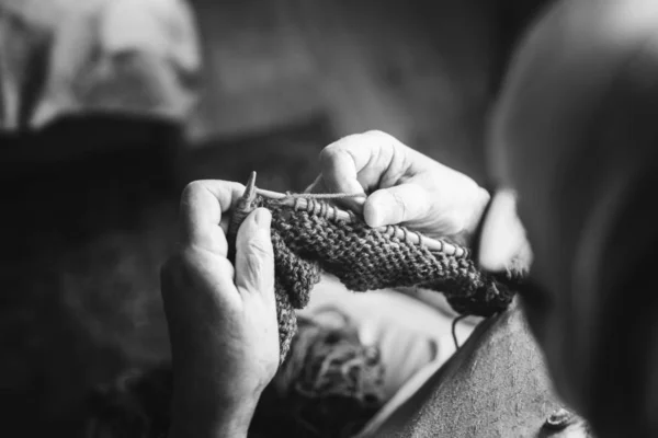 Senior Woman Knitting Home — Stock Photo, Image