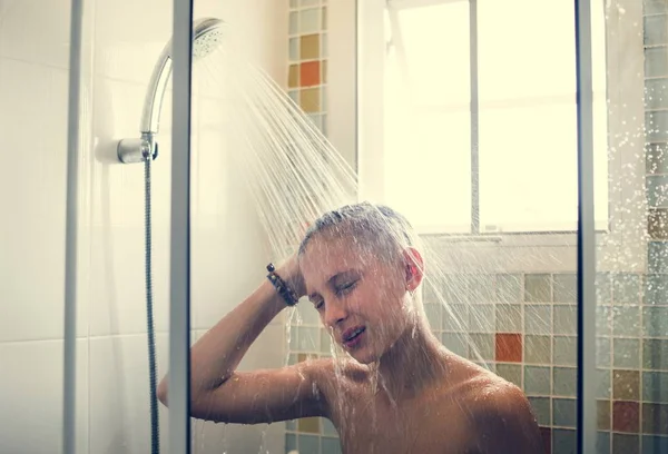 Young Caucasian Man Showering Bathroom — Stock Photo, Image