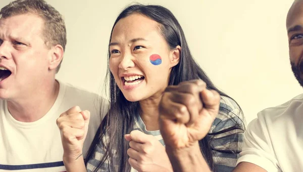 Amigos Vitoreando Copa Del Mundo Con Bandera Pintada —  Fotos de Stock