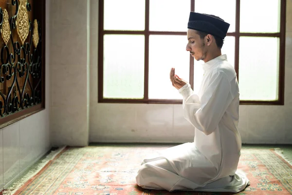 Uomo Musulmano Rendendo Dua Allah — Foto Stock