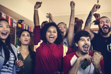 Arkadaşlar, spor bar birlikte tezahürat