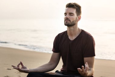 adam pratik Yoga sahilde