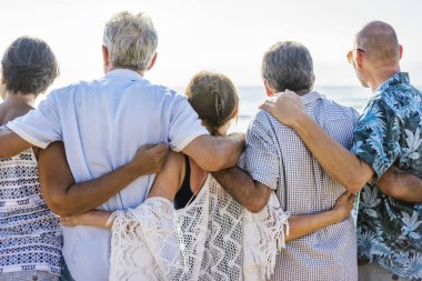 Kumsalda oynarken üst düzey arkadaşlar