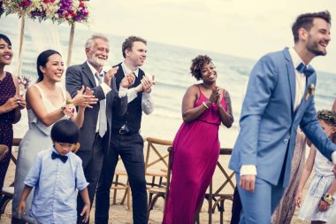 Düğün konuklar gelin ve damat için alkışlar