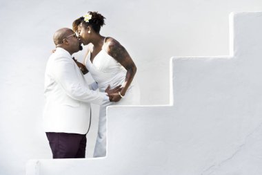 Afrika kökenli Amerikalı çift bir Adası'nda, evleniyor öpüşme 