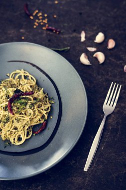 Yemek tasarımı spagetti tabağı yakın plan.