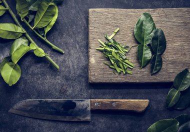 Ahşap kesme tahtası üzerinde kesme Güney Afrika'da bir kabile yaprakların havadan görünümü