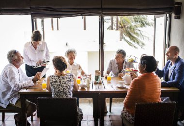 Arkadaşlar bir otelde kahvaltı