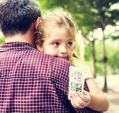 Bir baba kızı hayvanat bahçesinde taşıyan arkadan görünüş