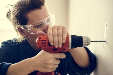 Kadın işçi tornavida kullanarak