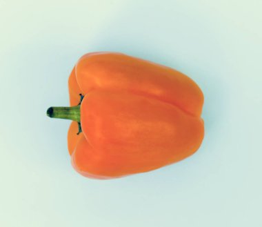 Mavi zemin üzerine taze tatlı biber havadan görünümü