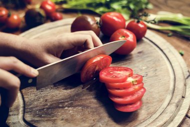 Bir domates Dilimleme bıçağı tutan eller