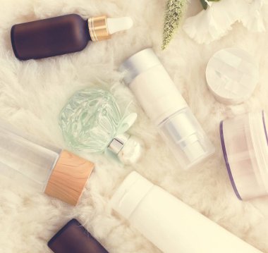 tüylü halı üzerinde yüz serum krem şişe üstten görünüm