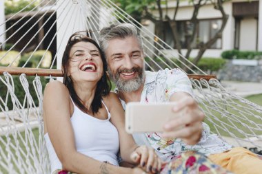 Tatil sırasında bir selfie çekici çift