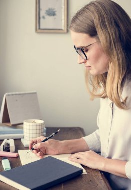 Not defterinde yazılı odaklanmış kafkas kadın yan görünüm