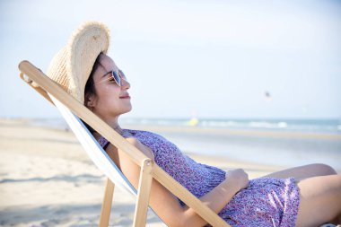 Sahilde ürpertici kadın