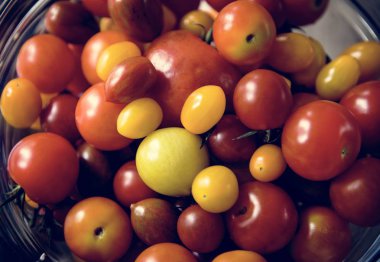 Farklı boyutta bir kapta domates 